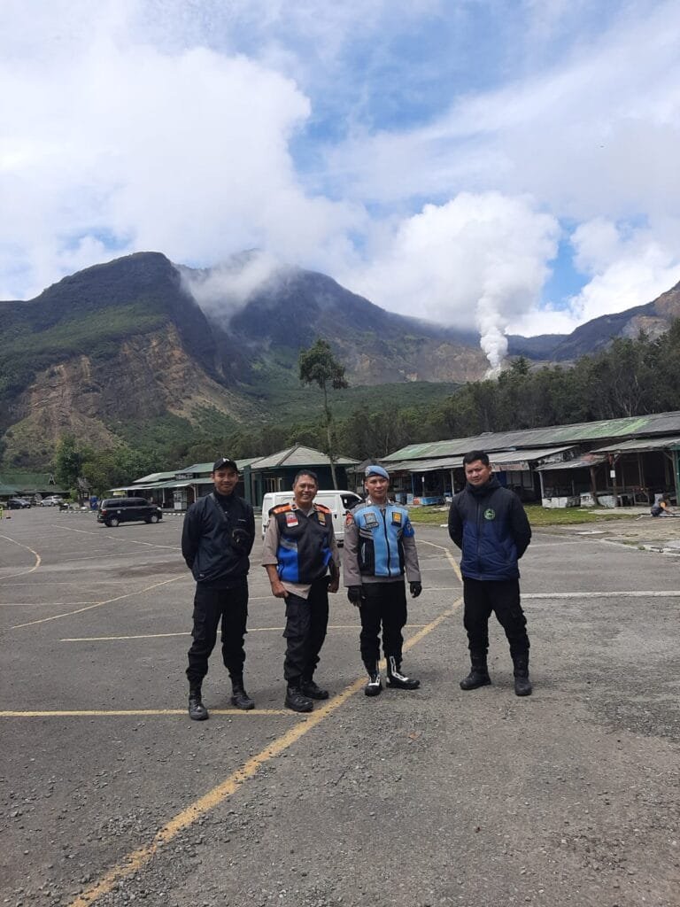 Melalui Pos Wisata Polsek Cisurupan Polres Garut Pantau Keamanan Obyek Gunung Papandayan
