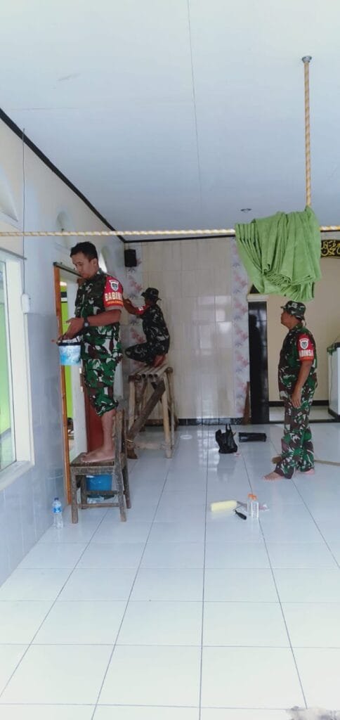 Jelang lebaran, Cat Baru untuk Masjid dari Babinsa Koramil 1004/Tanjungsari