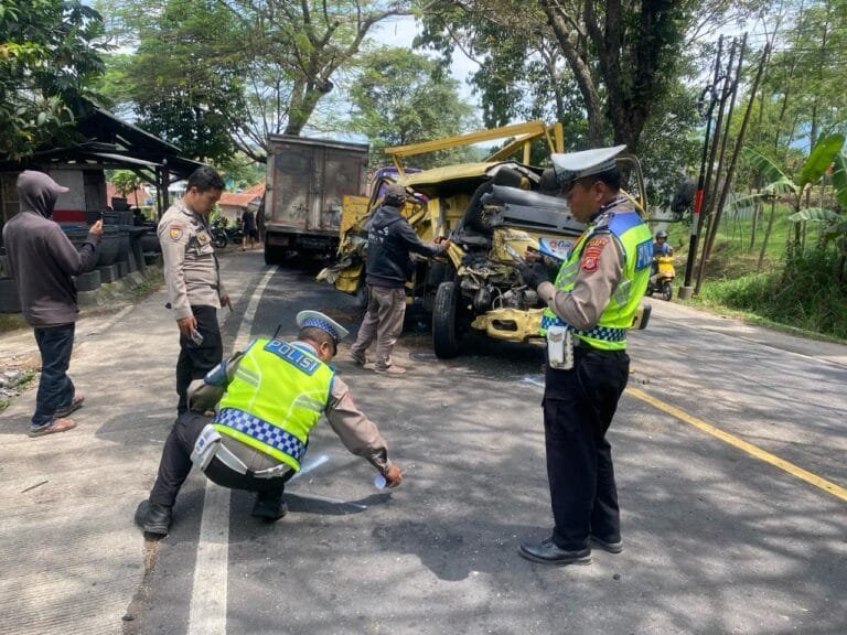 Dua Kendaraan Truck Adu Banteng Di Jalan Raya Limbangan Sat Lantas Polres Garut Olah Tkp
