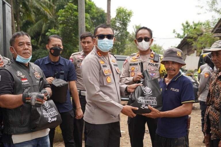 Ramadhan Berbagi, Polres Tasik Kota dan HDCI Tasikmalaya Bagikan Sembako Di TPA Ciangir