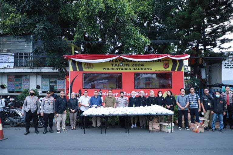 MENYEBAR KEBAIKAN DI BULAN SUCI RAMADHAN , PERSONEL POLDA JABAR BAGI-BAGI TAKJIL DI TERMINAL CICAHEUM BANDUNG