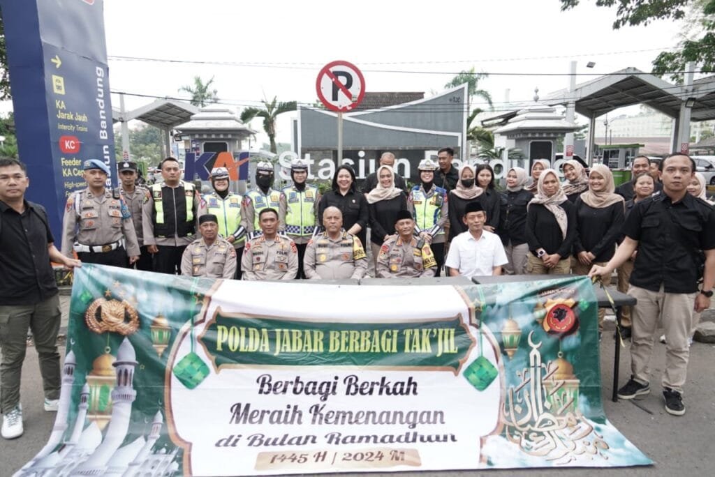Pejabat Utama Polda Jabar Berbagi Takjil di Stasiun Bandung