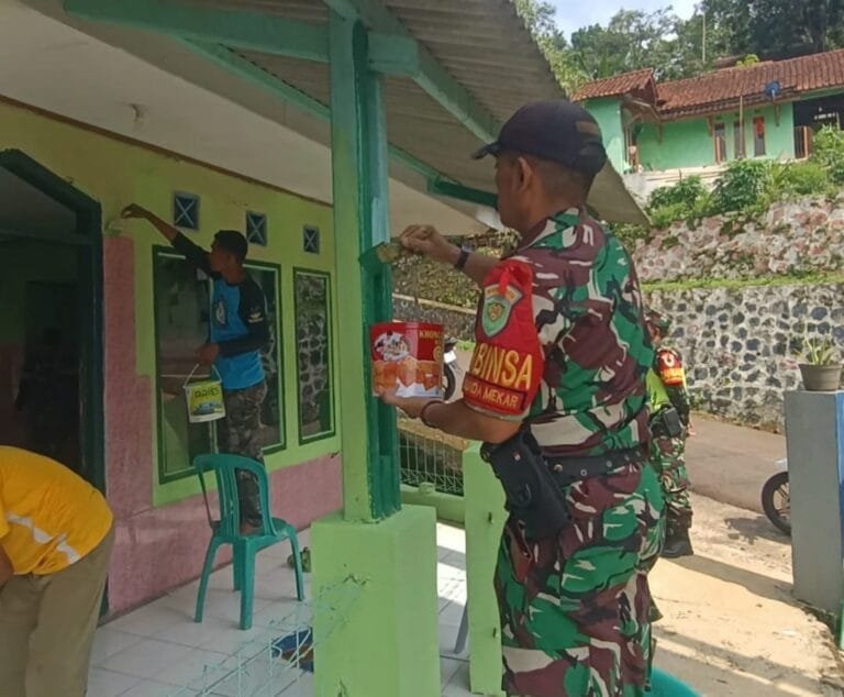 Giat Karya Bakti Pengecetan Masjid Al-Falah di Dusun Cempaka Kaler Desa Sundamekar