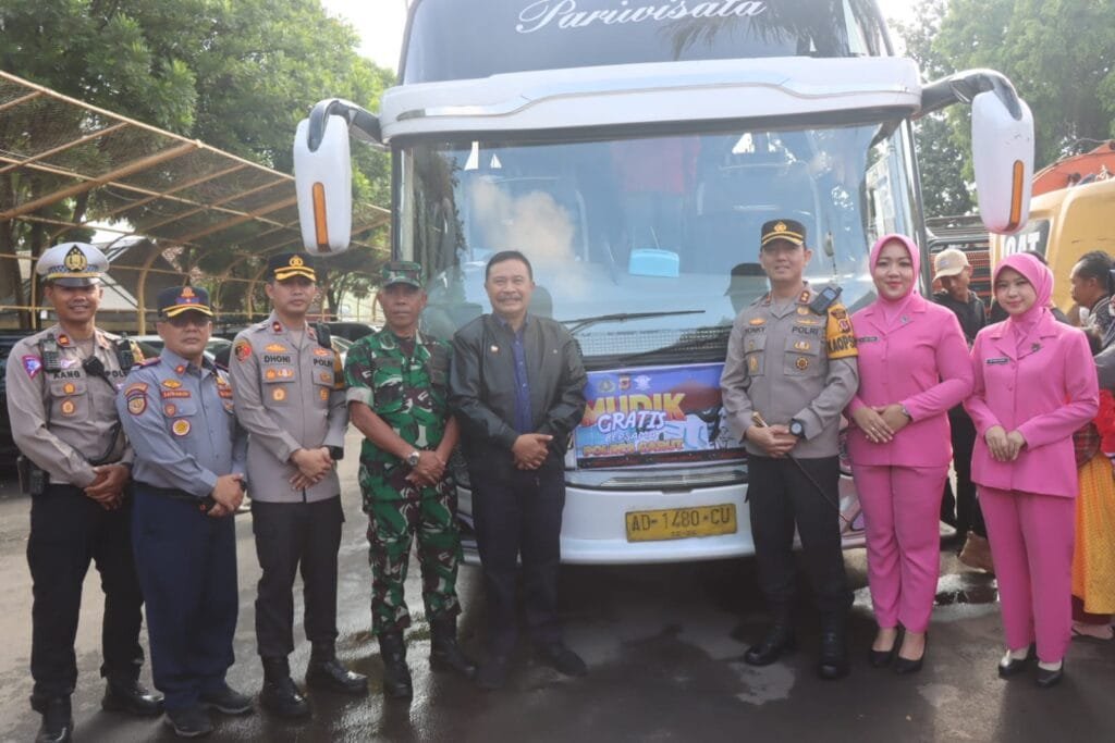 Kapolres Dan Pj Bupati Garut Melepas Keberangkatan Penumpang Mudik Gratis Bersama Polres Garut Tahun 2024