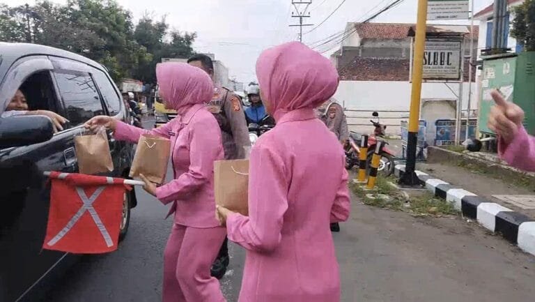Bantu Para Pemudik Berbuka Puasa Polsek Limbangan Polres Garut Bersama Bhayangkari Bagikan Takjil Di Jalan Nasional
