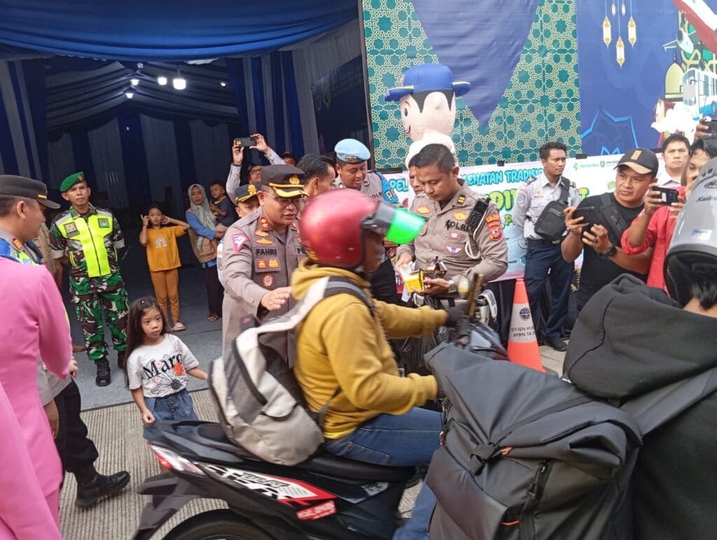 Kabid Humas Polda Jabar : Polisi Beri Perhatian Khusus, Suplemen dan Permen Untuk Para Pemudik