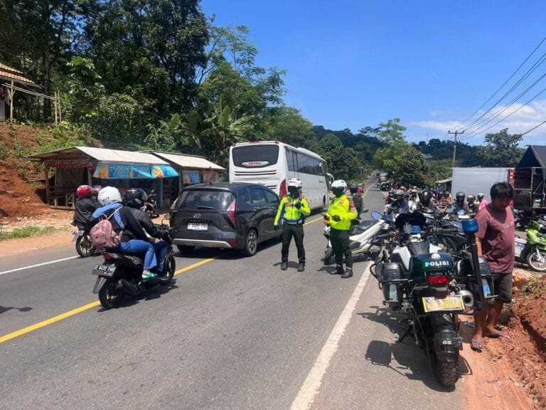 H-3 Lebaran Pemudik Padati Jalur Limbangan Malangbong Garut