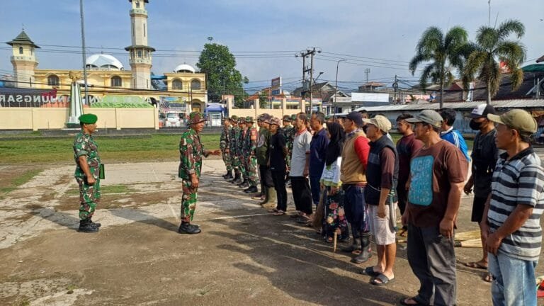 Semangat Ramadhan, Babinsa bersihkan Alun-alun Tanjungsari, Jelang Idul Fitri 1445 H
