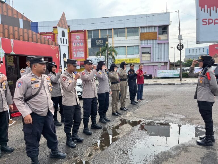 Polsek Karawang, Srikandi Polri Pimpin Apel Pagi Ops Ketupat Lodaya di Pos Yan Ciplaz