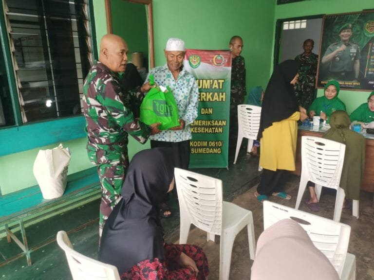 Koramil 1014/Cimanggung Laksanakan Jumat Berekah Peduli Dan Berbagi Kepada Warga Masyarakat