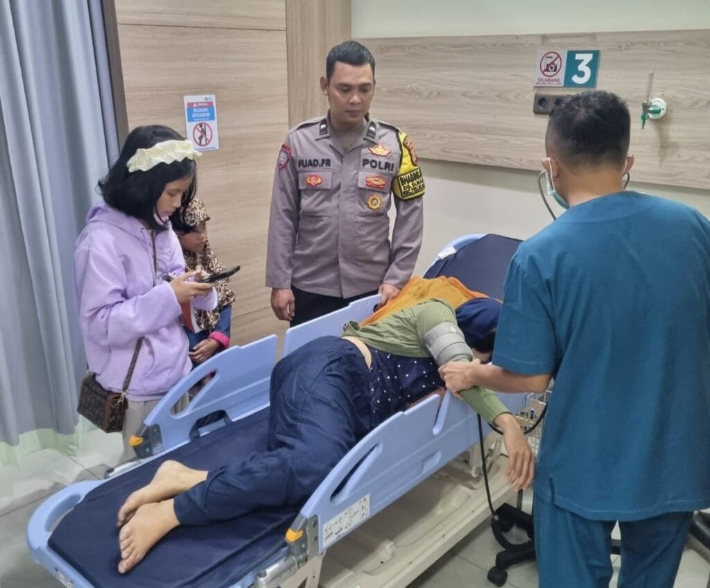 Respon Cepat Polisi di Karawang, Evakuasi Pemudik yang Lemas di GT Karbar