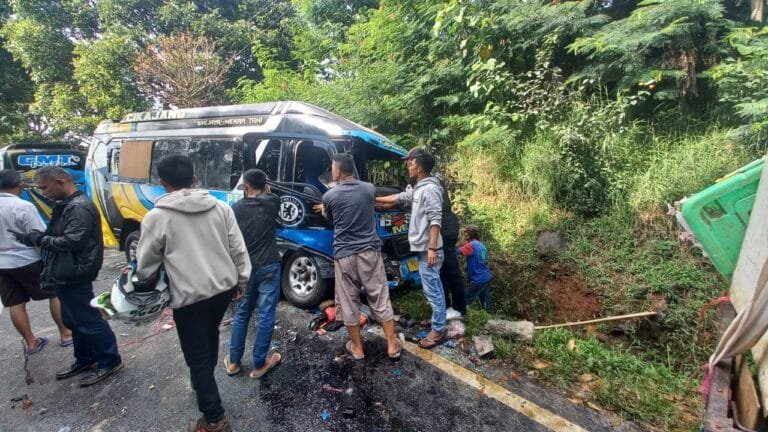 Sat Lantas Polres Garut Terjun Langsung Ke Lokasi Kejadian Kecelakaan Di Jalan Raya Cisurupan
