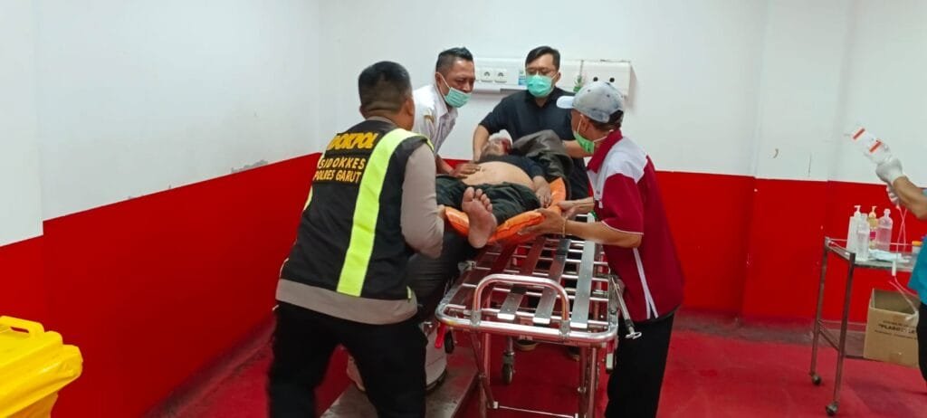 Respon Cepat Sie Dokkes Polres Garut Tangani Pemudik Yang Alami Laka Lantas Di Tengah Perjalanan