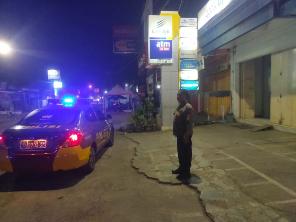 Polsek Rengasdengklok Melaksanakan Patroli Rutin Malam Hari Dan Menyasar Kantor Perbankan