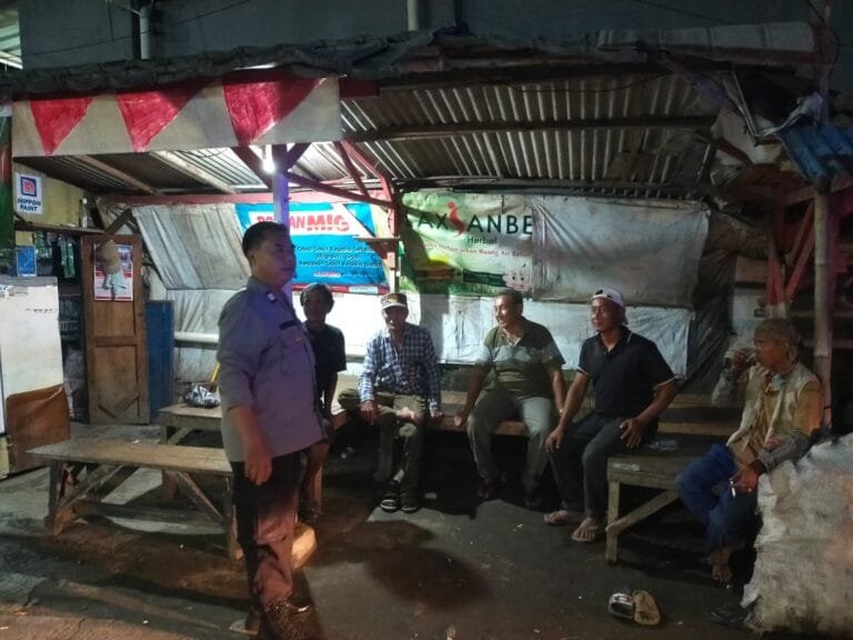 Dalam Patroli Prekat Malam, Anggota Bhabinkamtibmas Polsek Rengasdengklok Sambangi Petugas Ronda