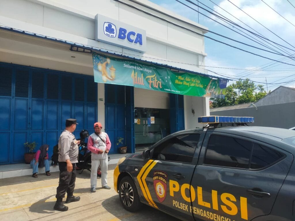 Anggota Patroli Prekat Polsek Rengasdengklok Berikan Himbauan Kamtibmas Kepada Juru Parkir Bank BCA