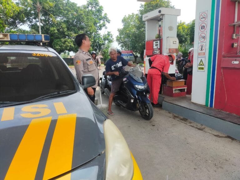 Anggota Patroli Prekat Polsek Rengasdengklok Sambangi Pom Bensin Karang Anyar