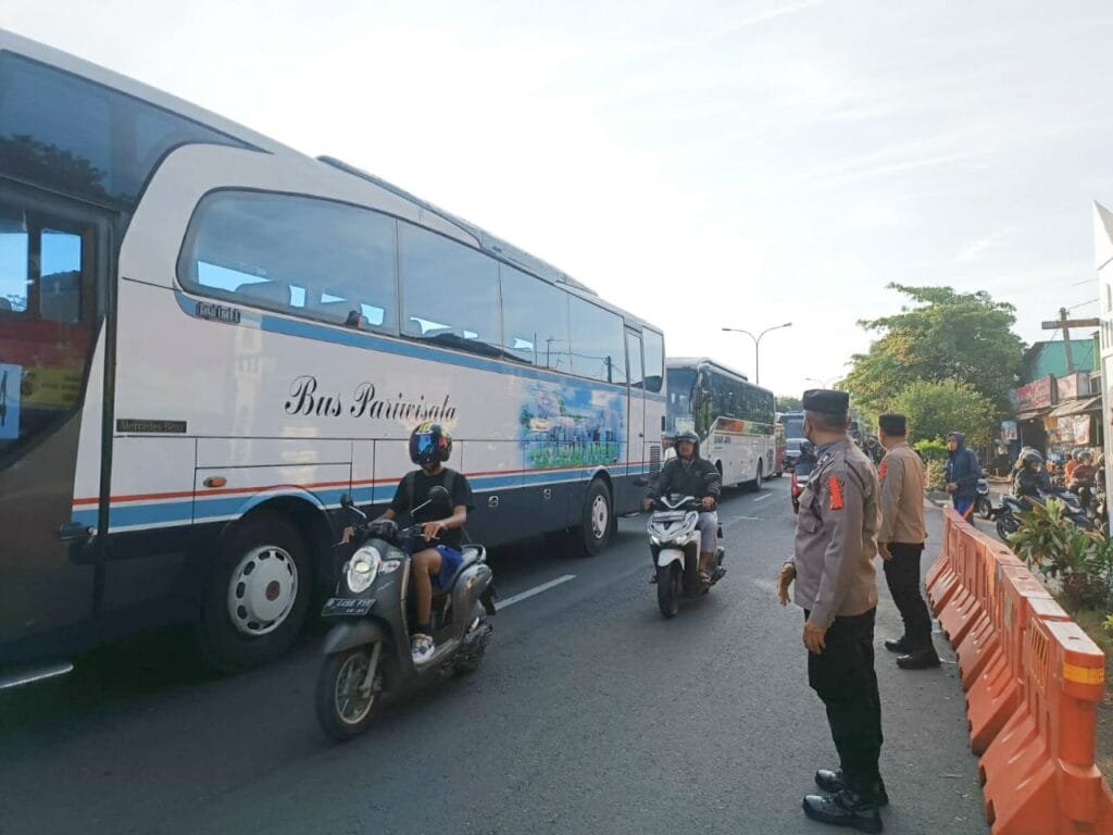 Mengatasi Lonjakan Volume Kendaraan Di Jalur Arteri Tanjungpura, Personil Pospam Tanjungpura Lakukan Gatur Lalin