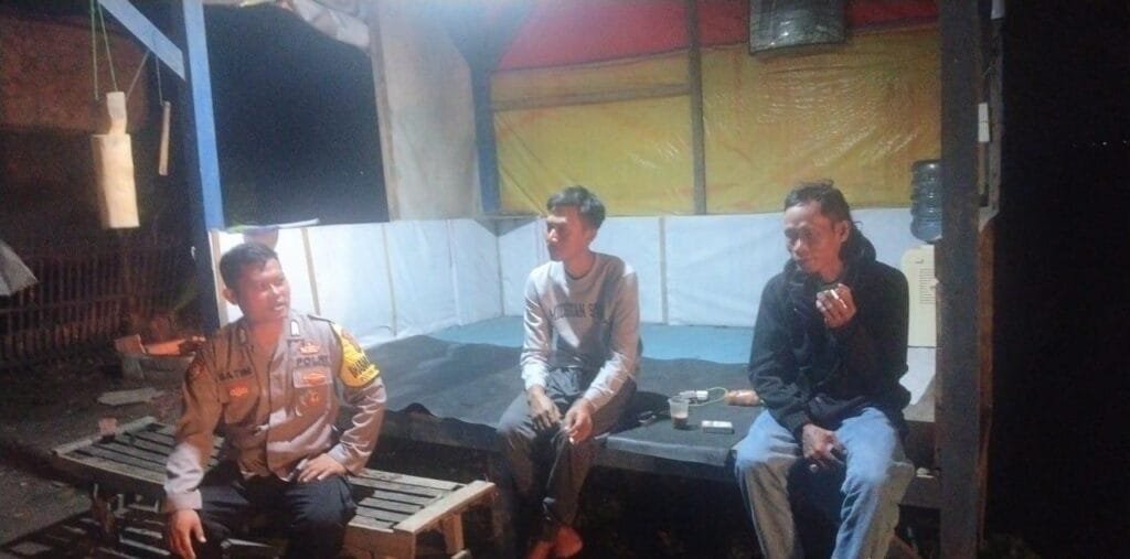 Bhabinkamtibmas Ikut Serta Dalam Giat Ronda Bersama Warga