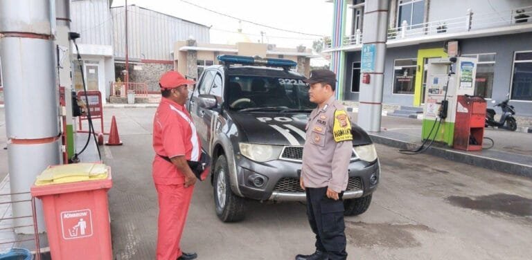 Kunjungi SPBU, Prekat Polsek Banyusari Berikan Rasa Aman