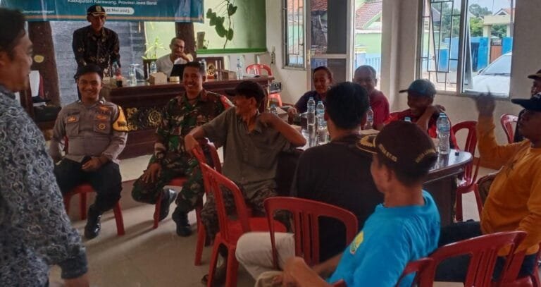 Sinergitas TNI-Polri Di Kecamatan Lemahabang Ajak Pemdes Karangtanjung Cegah TPPO