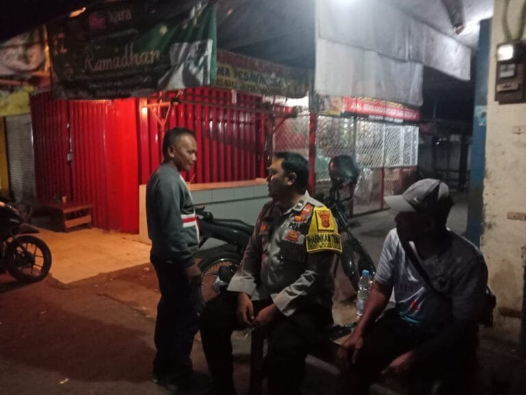 Bhabinkamtibmas Ikut Serta Dalam Giat Ronda Bersama Warga