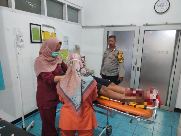 Polsek Cibatu Polres Garut Cek Tkp Kecelakaan Di Jalan Raya Malangbong Limbangan