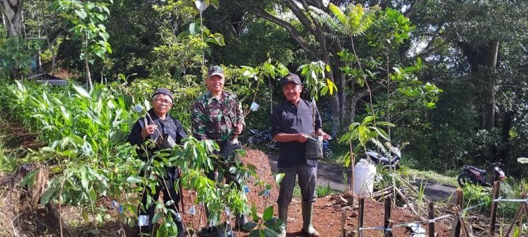 TNI Laksanakan Penanaman Pohon di Tanah Carik Desa Tamansari