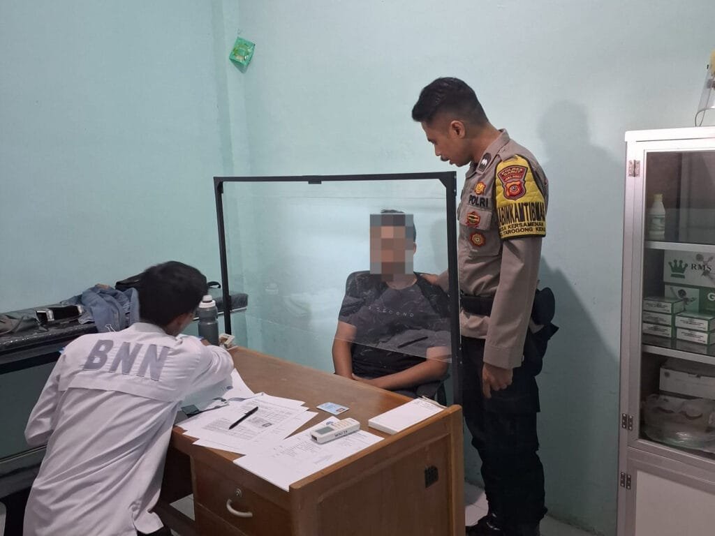 Selamatkan Warga Desa Binaannya Polsek Tarogong Kidul Antar Penyalahguna Narkotika Untuk Mendapatkan Rehabilitasi