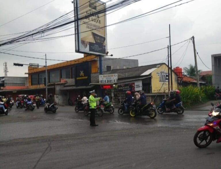 Satlantas Polres Karawang Tingkatkan Eskalasi Gatur Lalin di Prapatan Bintang Alam