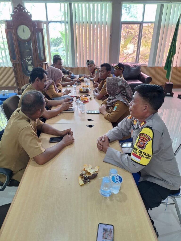 Kapolsek Tirtajaya mengikuti Rapat Minggon serta Halal Bihalal bersama Aparatur Pemerintah Kecamatan Tirtajaya