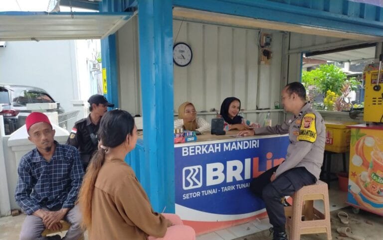 Anggota Polsek Tirtajaya Sampaikan himbauan Kamtibmas kepada Pegawai Bank BRI Link Pisangsambo