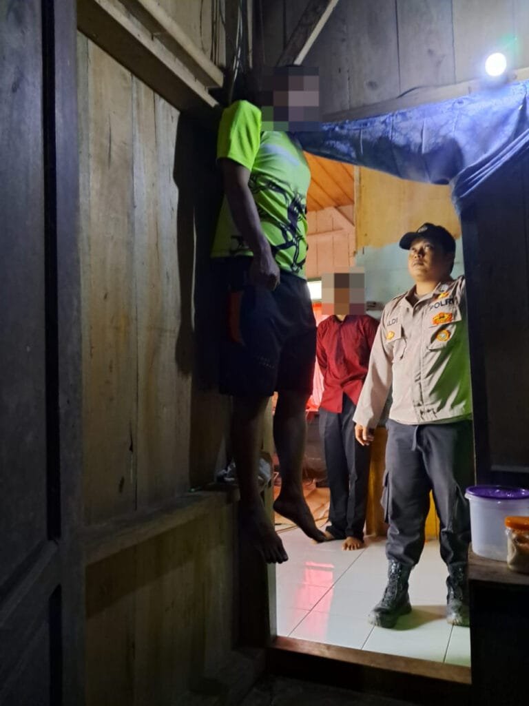 Polsek Talegong Polres Garut Olah Tkp Penemuan Mayat Gantung Diri