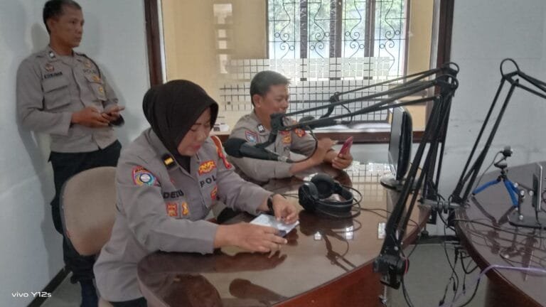 Satbinmas Polres Tasik Kota, Sosialisasi Rekrutmen Polri Melalui Talk Show di Radio Purnama FM