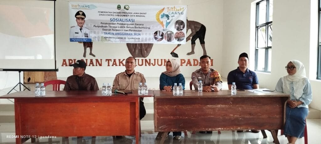 Kabid Humas Polda Jabar : Polisi Melaksanakan Giat Sosialisasi Pelaksanaan Program Listrik Perdesaan di Desa Cipeundeuy