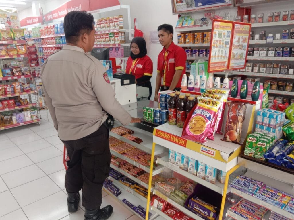 Personil Polsek Telagasari Sampaikan Himbauan Cegah Gukamtibmas di Lingkungan Pertokoan