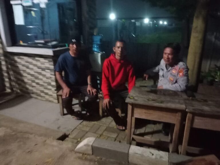 Giatkan Ronda Bersama Warga, Bhabinkamtibmas Polsek Telagasari Pastikan Lingkungan Aman