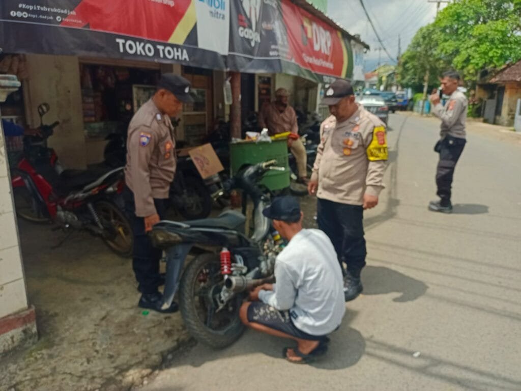 Polsek Wanaraja Razia Knalpot Tidak Sesuai Spesifikasi, 5 Buah Knalpot Disita