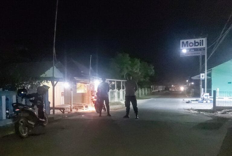 Anggota Polsek Tirtajaya Ciptakan Keamanan dan Ketertiban serta Kondusifitas dilingkungan masyarakat pada malam hari