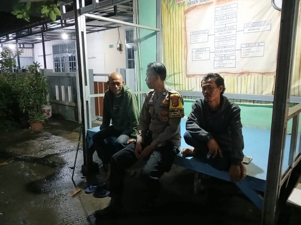 Polres Karawang, Momen Kedekatan Bhabinkamtibmas dan Warga Sukatani di Pos Ronda