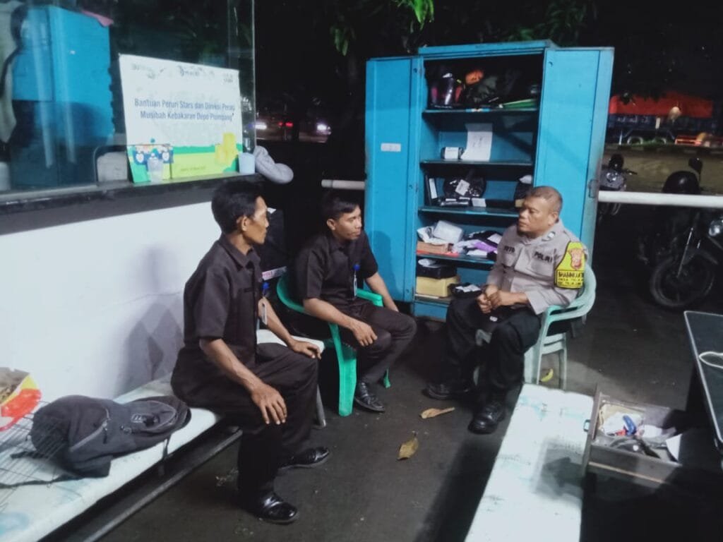 Polres Karawang, Bhabinkamtibmas Laksanakan Patroli Dialogis di Perum Peruri