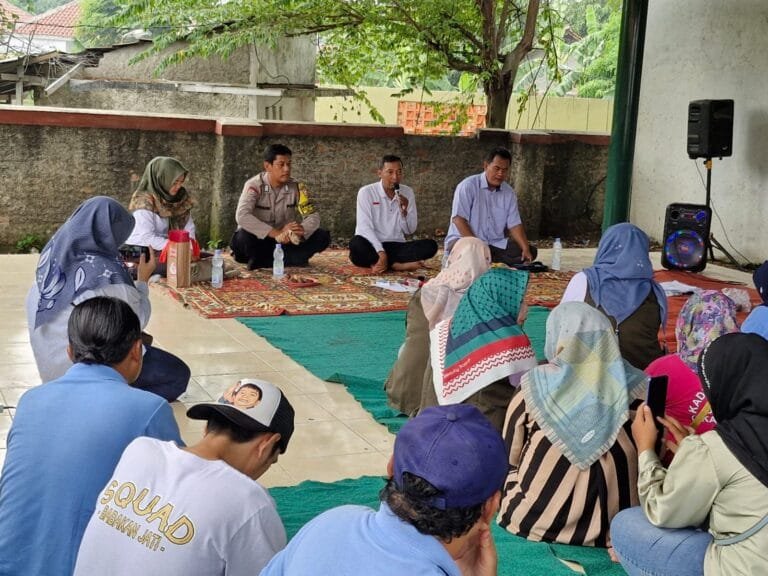Polres Karawang, Polsek Cikampek Bripka Ega Permana Ikuti Rapat Minggon Desa Cikampek Timur