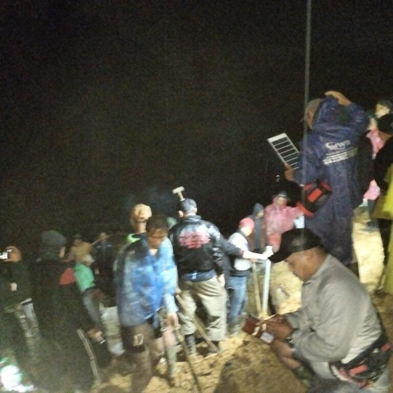 Polres Garut Lakukan Evakuasi Terhadap Bencana Alam Tanah Longsor