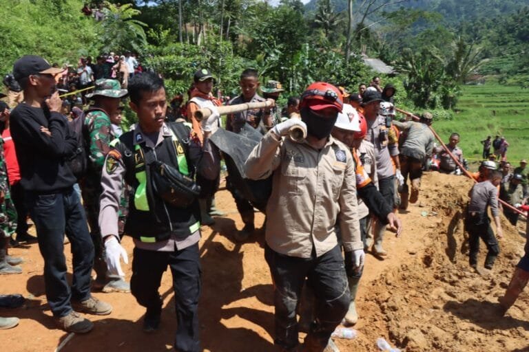 Polres Garut Bersama Tim SAR Gabungan Berhasil Menemukan 2 Korban Tanah Longsor