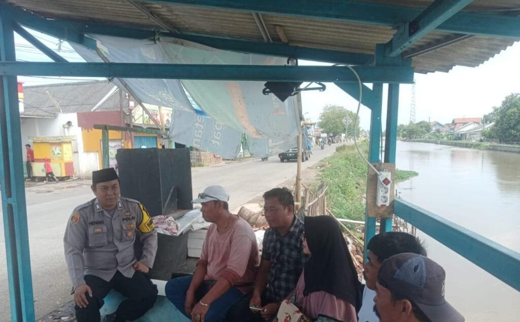 Bhabinkamtibmas Polsek Batujaya Gelar kegiatan Jumat Curhat Bersama Masyarakat Desa Karyamulya