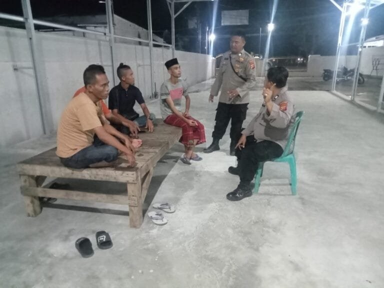 Polisi Batujaya Ngawangkong Bersama Masyarakat Desa Batujaya pada malam hari