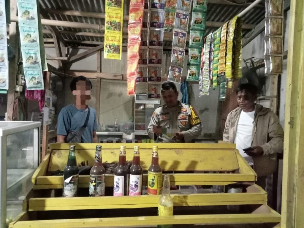 Unit Reskrim Polsek Batujaya Melaksanakan Razia Minuman Keras (Miras) di Wilayah Hukum Polsek Batujaya