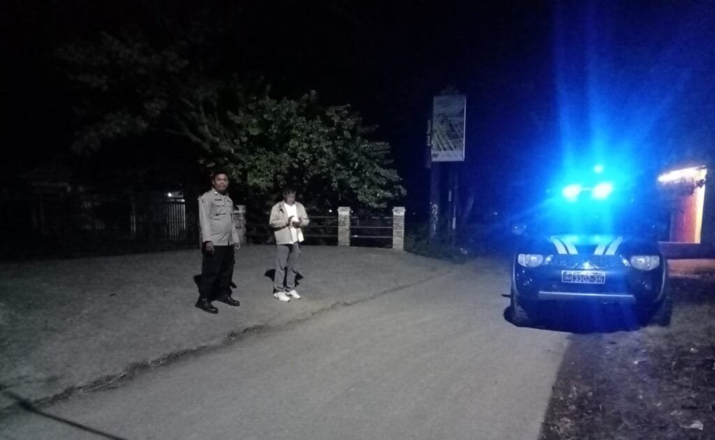 Anggota Polsek Batujaya Cegah Kriminalitas dan Kejahatan Jalanan lainnya di Perbatasan Desa Segaran dengan Desa Segarjaya pada malam hari