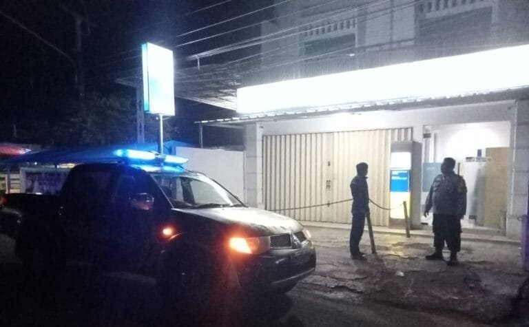 Personel Polsek Batujaya Kontrol Keamanan Bank BJB Unit Batujaya pada Malam Hari melalui Patroli Perekatnya