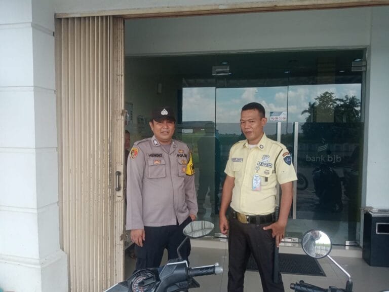 Anggota Polsek Batujaya Himbau Scurity Bank BJB Unit Batujaya
